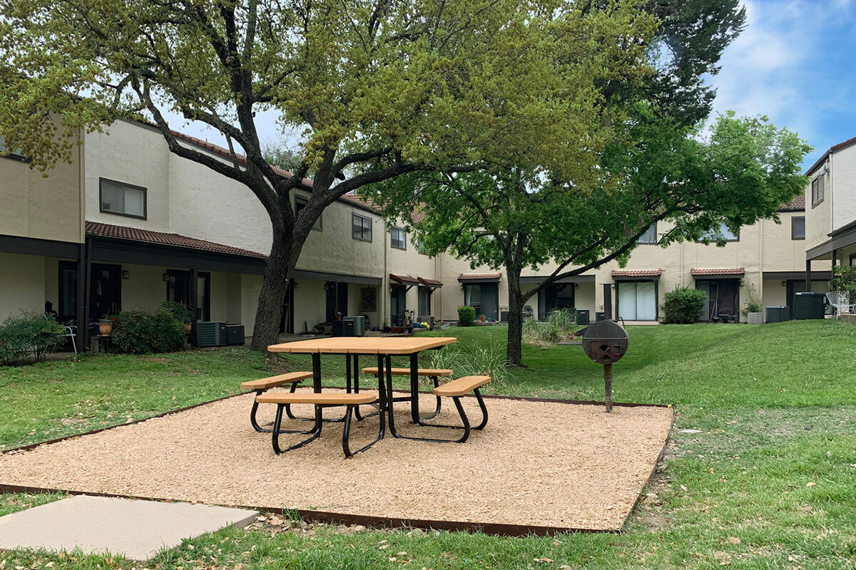 The Arts Apartments at South Austin accent image 4